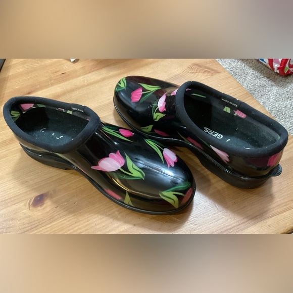 Sloggers:woman’s black n pink tulips gardening/outdoor shoes waterproof size 8.5 - Picture 3 of 8